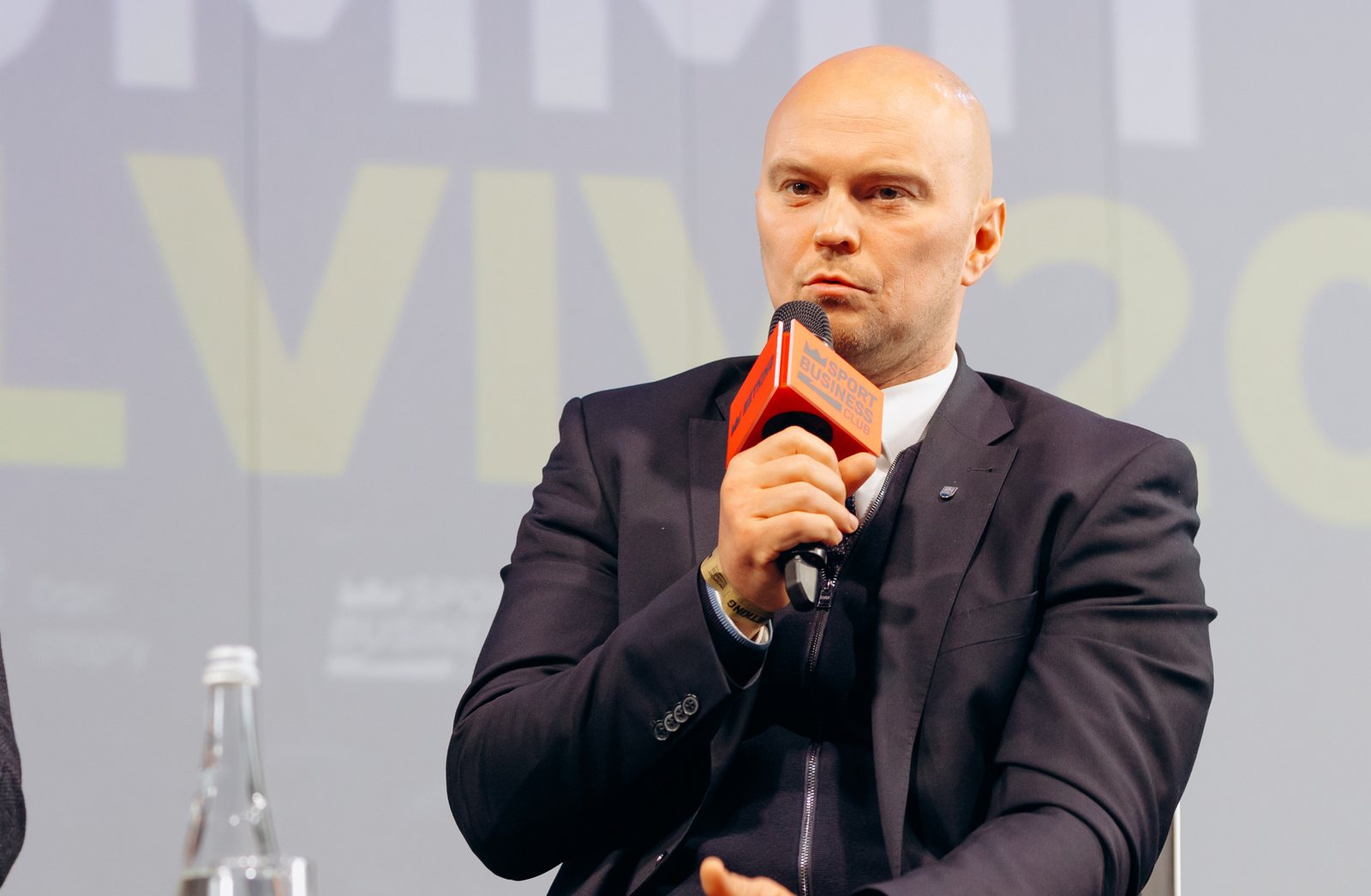 Ein Redner mit Mikrofon beim SBC Summit Ukraine Lviv 2026