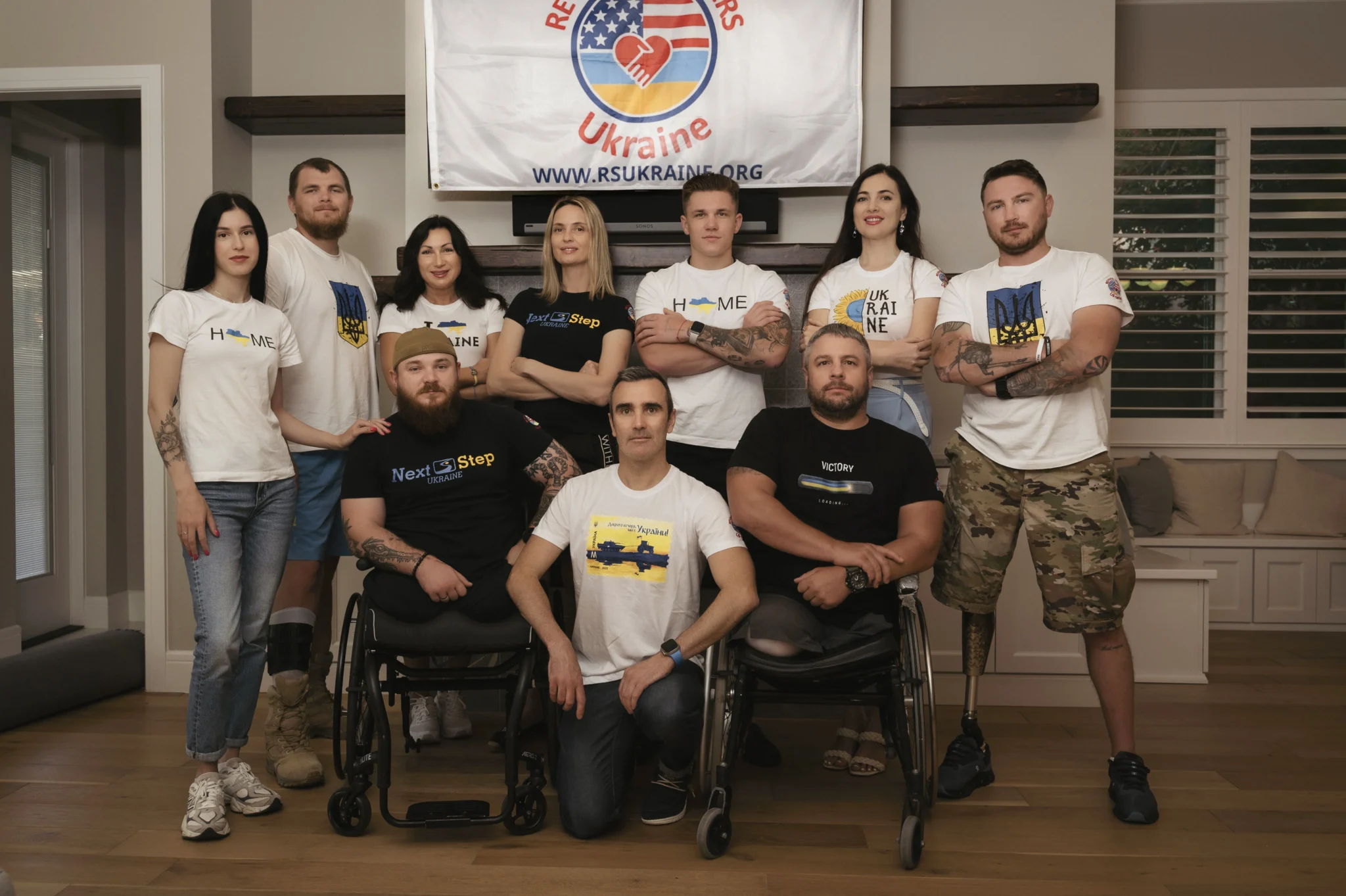 L’équipe de Revived Soldiers Ukraine et des militaires blessés avec des prothèses dans un centre de rééducation
